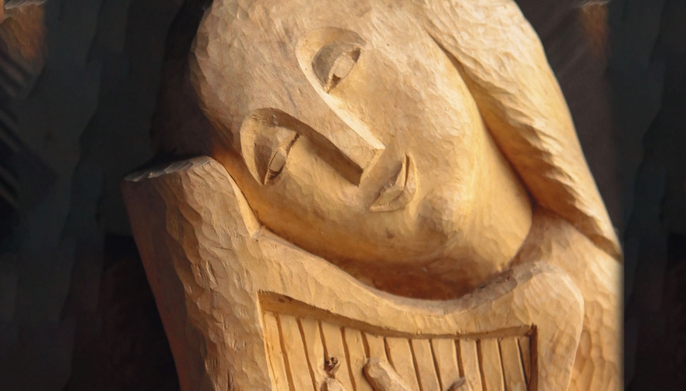 drewniana rzeźba ludowa przedstawiająca kobietę z harfą