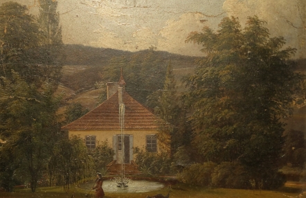 Obraz przedstawiający żółty dom, gęsto otoczony drzewami, ze spadzistym dachem pokrytym czerwoną dachówką. Z przodu znajduje się fontanna, wraz z nią człowiek i kilka ptaków. W tle widoczne wzgórza.