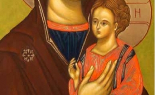 Obraz przedstawia Matkę Boską w bordowym płaszczu z Dzieciątkiem Jezus w pomarańczowej szacie. Tło jest w kolorze zielonkawo-złotym, co komponuje się z oliwkową cerą obydwu postaci. Ich twarze wyrażają smutek i powagę.