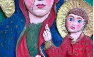 Drewniana płaskorzeźba przedstawia Matkę Boską w niebieskim płaszczu z Dzieciątkiem Jezus w czerwonej szacie trzymającym zieloną księgę. Na ich twarzach widoczne są rumieńce. Matka Boska ma krwistoczerwoną bliznę na twarzy