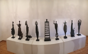 Zdjęcie części ekspozycji przedstawia dziewięć symbolicznych rzeźb wykonanych przez Zygmunta Piekacza. Rzeżby są ekspresyjne. Pierwsza z nich to postać kobieca, której korpus przypomina instrument.