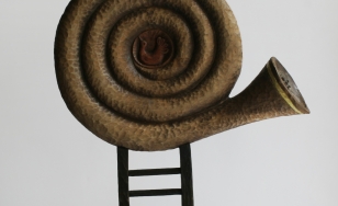 Zdjęcie przedstawia rzeźbę przypominającą ślimaka bądź instrument. Kształt wpisany jest w drabinę.