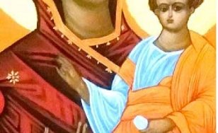Obraz przedstawia Matkę Boską w czerwonym płaszczu z Dzieciątkiem Jezus w żółtej szacie na żółtym tle. Ich twarze są smutne i bije od nich powaga.
