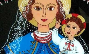 Obraz przedstawia Matkę Boską w niebieskiej sukni w koronkowym welonie z Dzieciątkiem Jezus w białym ubraniu. Obraz utrzymany jest w stylu folklorystycznym. Nad postaciami znajduje się Duch Święty w postaci gołębicy na czarnym tle.