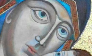 Fragment ikony przedstawia Matkę Boską tulącą do twarzy Dzieciątko Jezus. Zdjęcie skadrowane jest na same twarzy postaci, które mają złote aureole. Ich oczy są niebieskie, a rysy mocno zaznaczone.