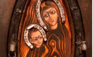 Malowidło wykonane na drewnie przedstawia Matkę Boską z Dzieciątkiem Jezus. Zamiast tradycyjnego przedstawienia aureoli mają podkowy w kolorze srebrnym. Okala ich obręcz z czerwonymi frędzlami.