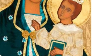 Fragment ikony przedstawiający Matkę Boską w niebieskich szatach z Dzieciątkiem Jezus na złotym tle. Postaci posiadają ozdobne korony i aureole. Jezus w dłoni trzyma księgę w kolorze zielonym.