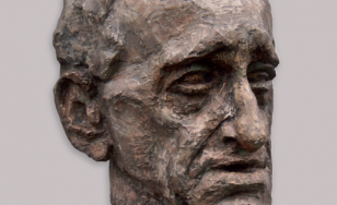 Zdjęcie przedstawia gipsową rzeźbę autorstwa Wandy Ślędzińskiej, przedstawia głowę Jacka Pugeta.