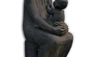 Zdjęcie przedstawia gipsową rzeźbę autorstwa Wandy Ślędzińskiej, przedstawia matkę z dzieckiem na kolanach.