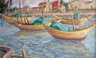 Obraz olejny Józefa Mularczyka przedstawia pięć łodzi w zatoce. Za nimi znajdują się zabudowania w żółtych kolorach o czerwonych dachach. Po niebie płyną chmury. Charakter jest impresyjny. Gra kolorów. Migotanie wody. Wrażenie artysty.