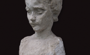 Zdjęcie przedstawia gipsową rzeźbę autorstwa Wandy Ślędzińskiej, przedstawia popiersie chłopca.