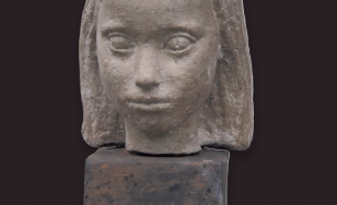 Zdjęcie przedstawia gipsową rzeźbę autorstwa Wandy Ślędzińskiej, przedstawia głowę dziewczyny z krótkimi włosami.