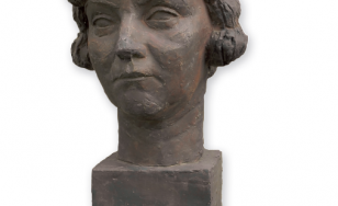 Zdjęcie przedstawia gipsową rzeźbę autorstwa Wandy Ślędzińskiej, przedstawia głowę matki autorki z elegancką fryzurą.