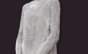 Zdjęcie przedstawia gipsową rzeźbę autorstwa Wandy Ślędzińskiej, przedstawia Halinkę z Płaszowa z założonymi dłońmi.