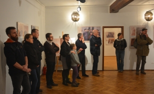 Zdjęcie grupowe uczestników wystawy.