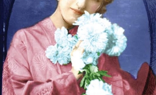 Obraz przedstawia portret kobiety na niebieskim tle. Kobieta ubrana jest w ciemnoróżową szatę, ma krótkie jasnobrązowe włosy, na które założona jest złota siateczka. Nieznacznie się uśmiecha, a w ręku trzyma bukiet białych kwiatów.