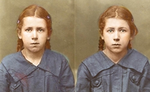 Zdjęcie przedstawia dwa portrety bliźniaczek. Dziewczynki ubrane są w te same szaroniebieskie koszule i mają takie same fryzury – rude włosy splecione w dwa warkocze. Dziewczynki są do siebie uderzająco podobne, niemal nie do rozróżnienia.