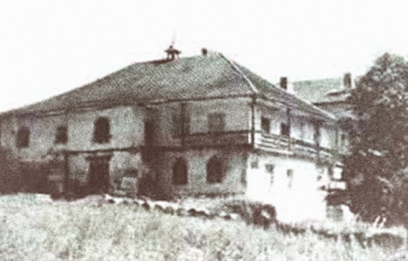 Czarno-biała fotografia przedstawiająca zabytkowy Dwór w Stryszowie