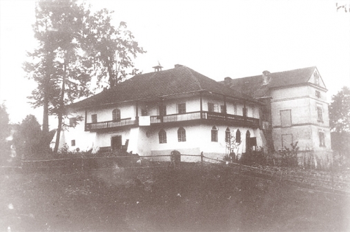 Czarno-biała fotografia przedstawiająca zabytkowy Dwór w Stryszowie