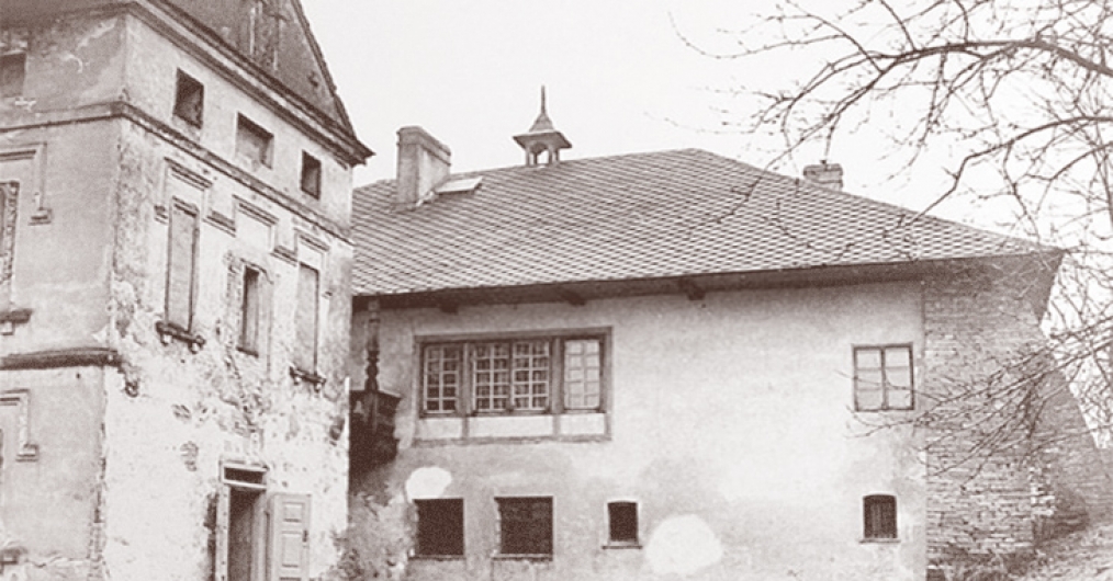 Czarno-biała fotografia przedstawiająca Dwór w Stryszowie przed renowacją