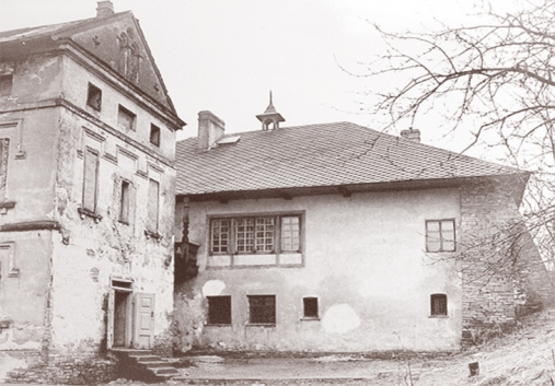 Czarno-biała fotografia przedstawiająca Dwór w Stryszowie przed renowacją