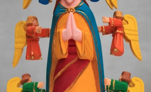 Rzeźba przedstawia Matkę Boską, u której stóp znajduje się księżyc. Scena przedstawia ukoronowanie Maryi na Królową Nieba i Ziemi. Towarzyszy jej sześć aniołów w zielonych, niebieskich i pomarańczowych szatach. Ich skrzydła są złote.