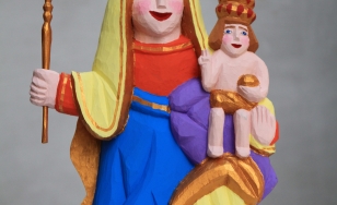 Rzeźba przedstawia Matkę Boską z Dzieciątkiem Jezus. Obie postaci są uśmiechnięte. Na ich głowach znajdują się korony. Szaty Maryi są w kolorze żółtym, pomarańczowym i fioletowym.