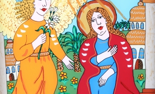Obraz przedstawia Zwiastowanie Maryi. Anioł Gabriel odziany w pomarańczową szatę złote i rozpostarte skrzydła, a w dłoniach trzyma kwiaty. Duch Święty w postaci gołębicy opromienia postać Maryi, której szaty są w kolorze niebieskim, ma czerwony płaszcz