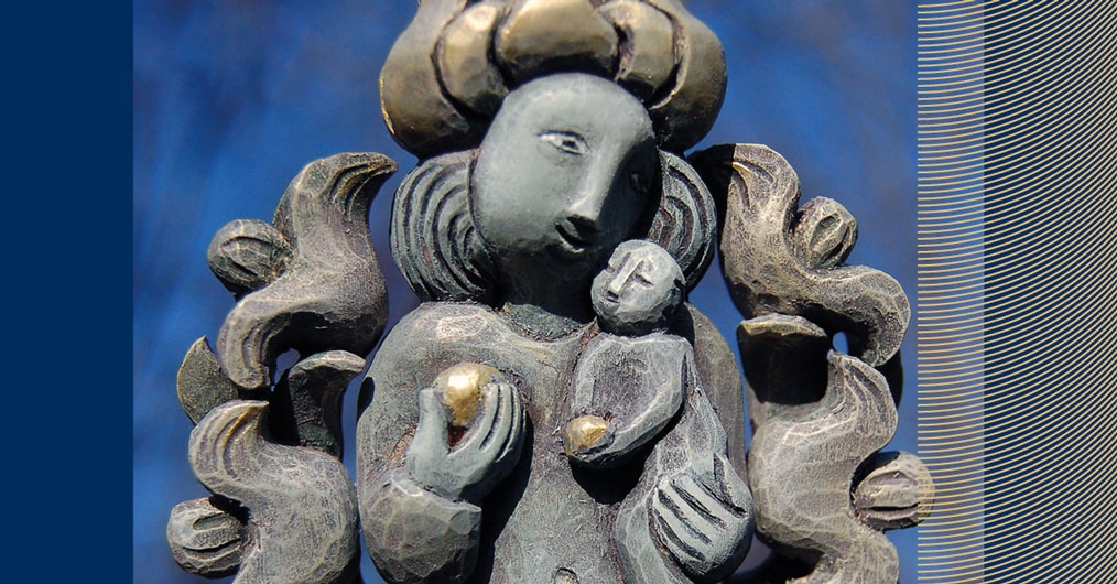 fragment drewnianej rzeźby ludowej, przedstawia Madonnę trzymającą  na ręku dzieciątko