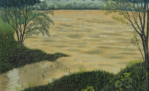 widok na wezbraną rzekę i zalesione brzegi