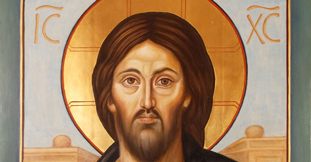 Fragment ikony przedstawiający Matkę Boską w czerwonej szacie na złotym tle, zdobionym ornamentami. W wyciągniętych dłoniach trzyma białą szarfę.
