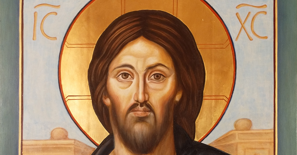 Fragment ikony przedstawiający Matkę Boską w czerwonej szacie na złotym tle, z aureolą zdobioną ornamentami. W wyciągniętych dłoniach trzyma białą szarfę.