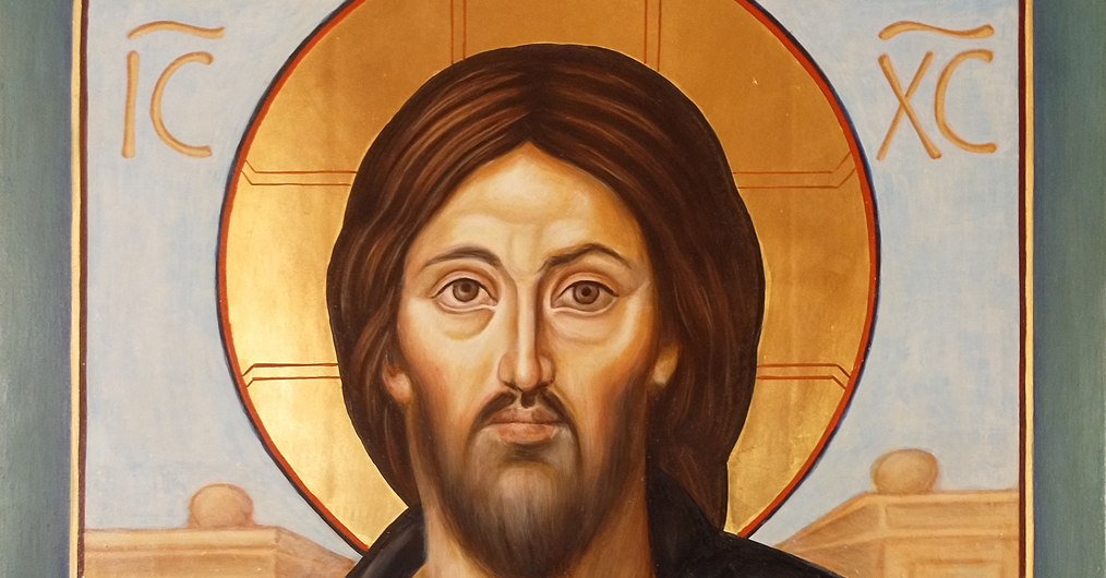 Fragment ikony przedstawiający Matkę Boską w czerwonej szacie na złotym tle, z aureolą zdobioną ornamentami. W wyciągniętych dłoniach trzyma białą szarfę.