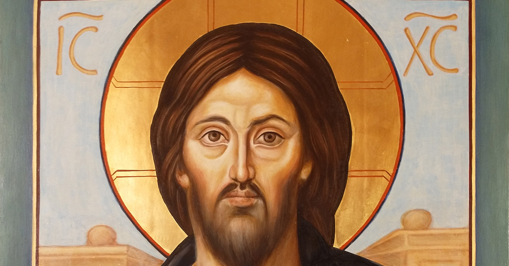 Fragment ikony przedstawiający Matkę Boską w czerwonej szacie na złotym tle, z aureolą zdobioną ornamentami. W wyciągniętych dłoniach trzyma białą szarfę.