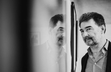 czarno-biała fotografia przedstawia portret mężczyzny i jego lustrzane odbicie