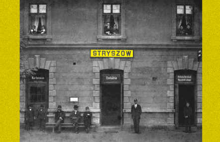 Fotografia w odcieniach szarości przedstawiająca ludzi zgromadzonych przed budynkiem, tworzących interesującą kompozycję.