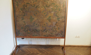 Zdjęcie przedstawia fragment ekspozycji - bogato zdobione drewniane płyty.