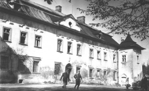 czarno-białe archiwalne zdjęcie dużego dworu