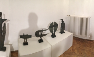Galeria prac współczesnej rzeźby wykonanej w drewnie przez Zygmunta Piekacza. Rzeźby są ekspresyjne i symboliczne. Najwięcej jest prac przedstawiających postaci ludzkie.