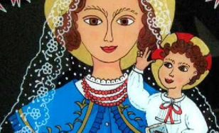 Obraz przedstawia Matkę Boską w niebieskiej sukni w koronkowym welonie z Dzieciątkiem Jezus w białym ubraniu. Obraz utrzymany jest w stylu folklorystycznym. Nad postaciami znajduje się Duch Święty w postaci gołębicy na czarnym tle.