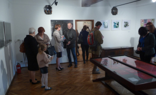 Zdjęcie grupowe uczestników wystawy