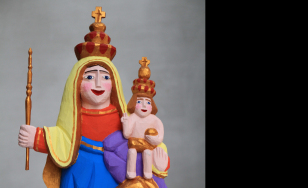 Rzeźba przedstawia Matkę Boską z Dzieciątkiem Jezus. Obie postaci są uśmiechnięte. Na ich głowach znajdują się korony. Szaty Maryi są w kolorze żółtym, pomarańczowym i fioletowym.