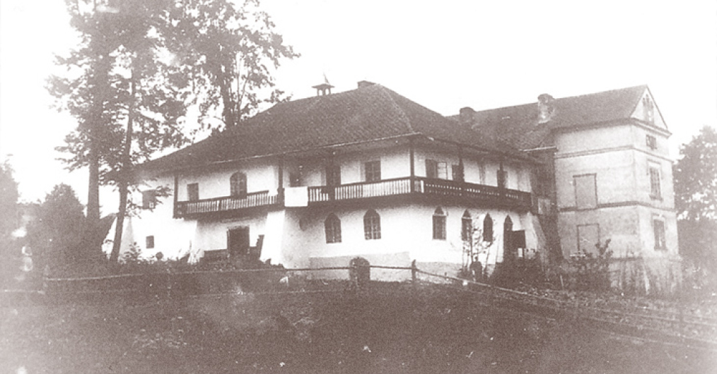 Czarno-biała fotografia przedstawiająca zabytkowy Dwór w Stryszowie