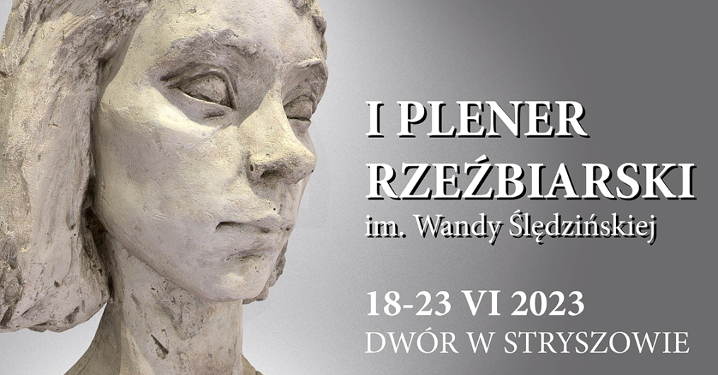po lewej stronie rzeźba (odlew gipsowy) przedstawiająca głowę młodej kobiety, po prawej stronie napis o plenerze