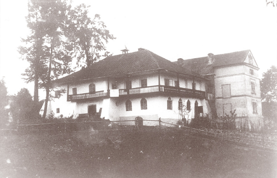 Czarno-biała fotografia przedstawiająca zabytkowy Dwór w Stryszowie